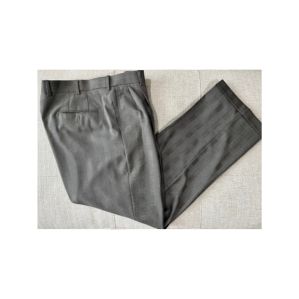 Men's Meeting Street Brand Dress Pants. Size 38x32. Gray Plaid